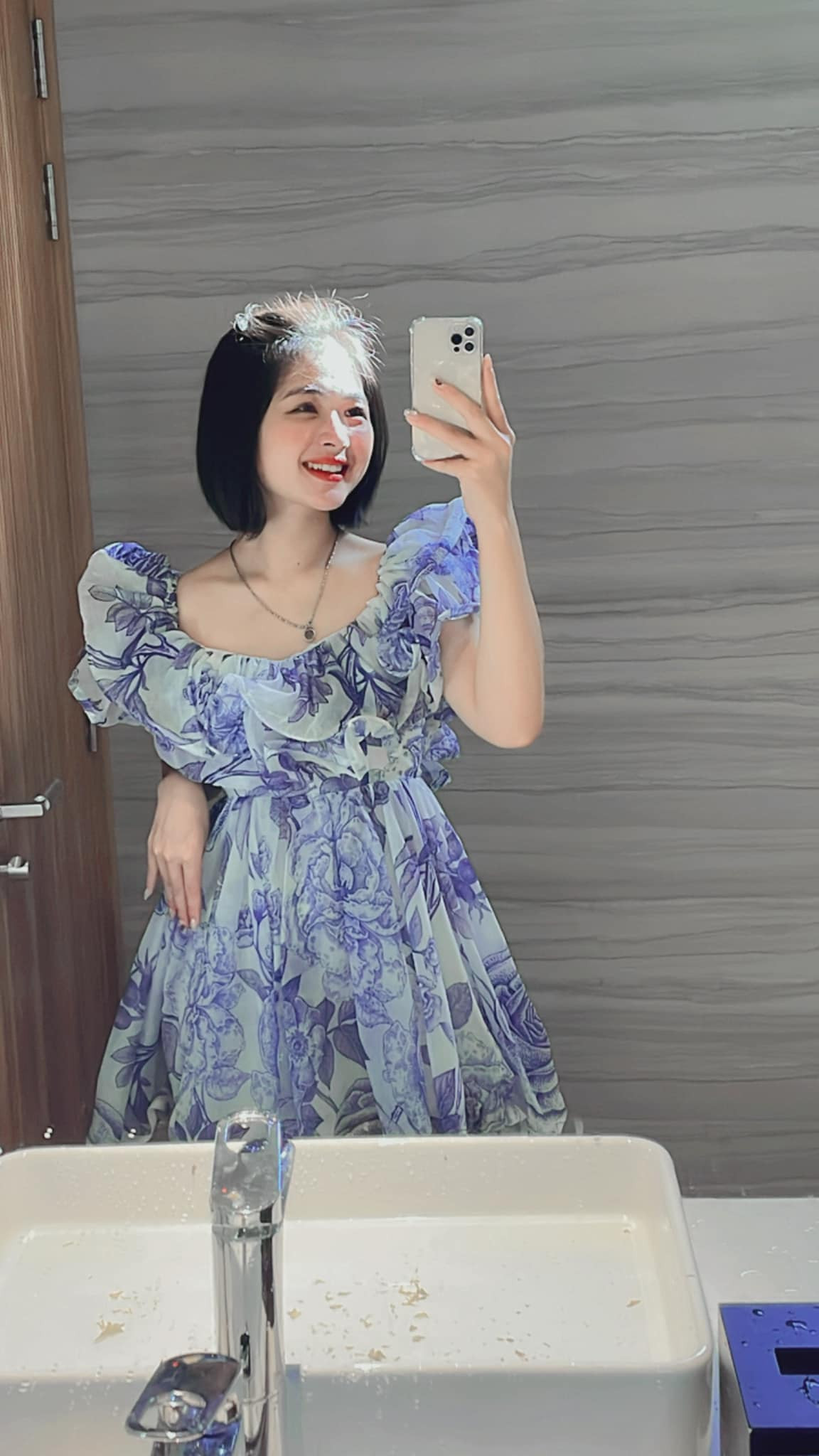 Cô nàng rất hợp với mái tóc ngắn.