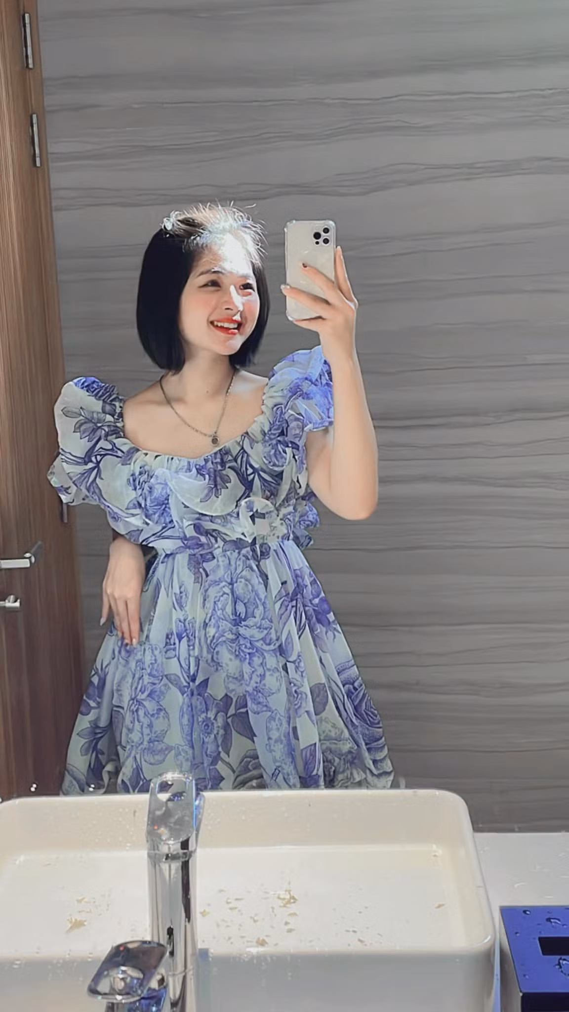 Cô nàng rất hợp với mái tóc ngắn.