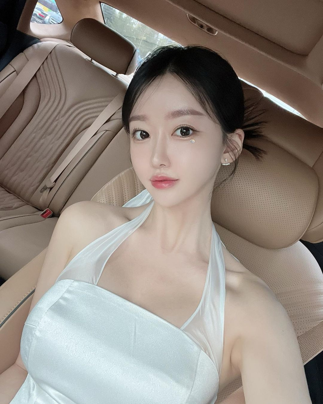 Trên trang Instagram cá nhân gần nửa triệu người theo dõi, Yoon Jung thường xuyên cập nhật hình ảnh, chia sẻ về các hoạt động đời thường như tập thể thao, trang điểm, đi du lịch,.... nhận được lượng tương tác cao.