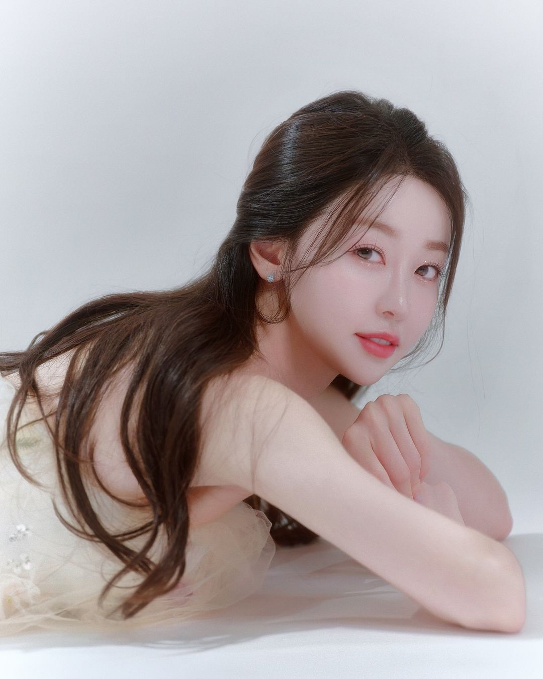 Chỉ qua góc góc máy chụp ở phía sau, Yoon Jung nhanh chóng thu hút mọi ánh nhìn nhờ vóc dáng thanh mảnh, đường cong cơ thể hình chữ S nổi bật, với vòng 3 đầy đặn và vòng eo siêu nhỏ.