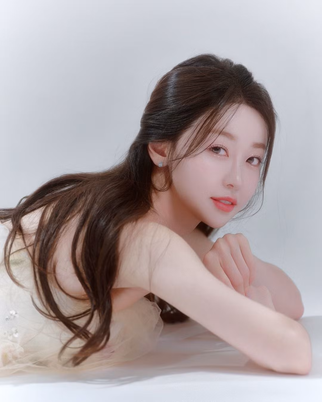 Chỉ qua góc góc máy chụp ở phía sau, Yoon Jung nhanh chóng thu hút mọi ánh nhìn nhờ vóc dáng thanh mảnh, đường cong cơ thể hình chữ S nổi bật, với vòng 3 đầy đặn và vòng eo siêu nhỏ.