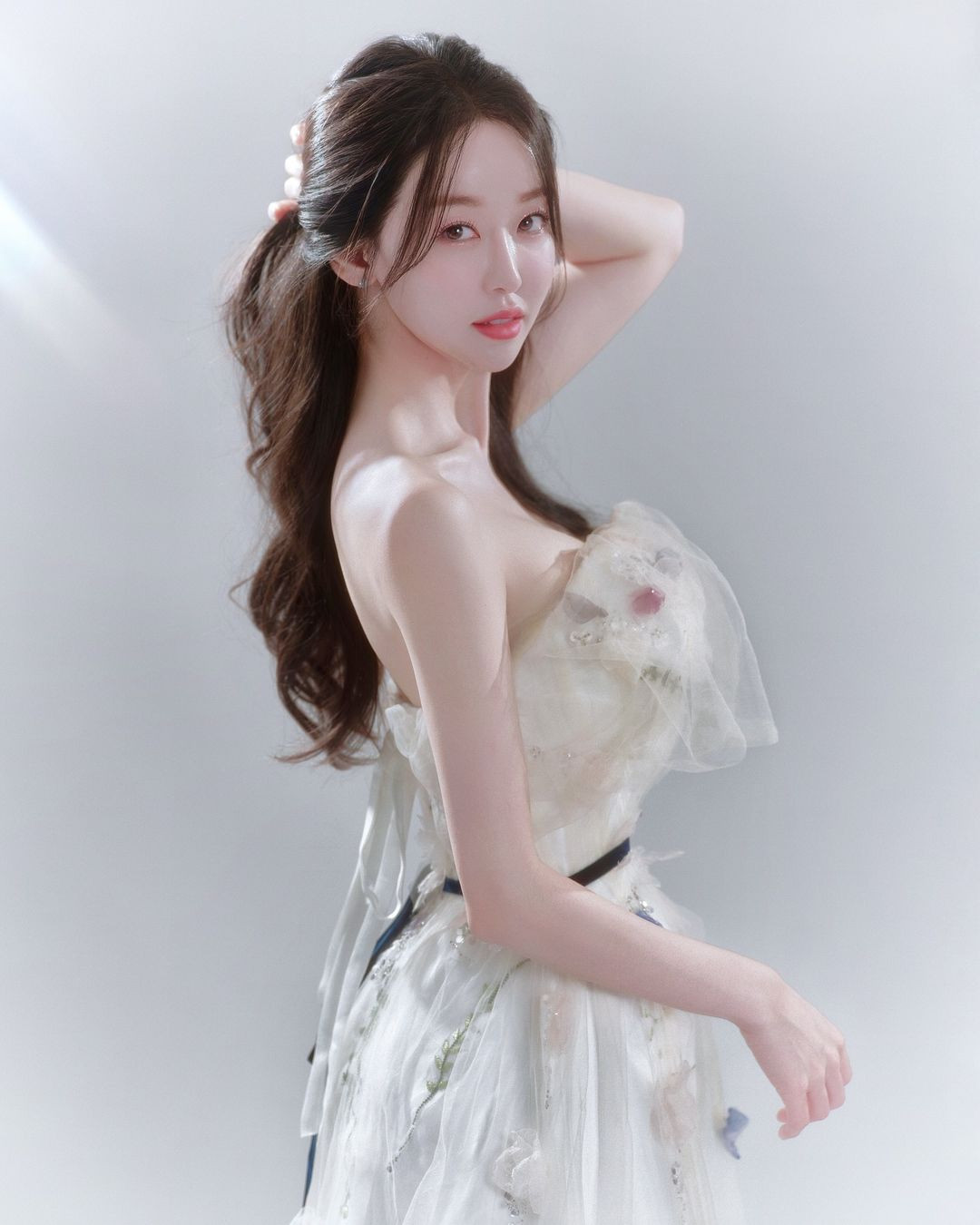 Nhân vật chính trong bức ảnh nói trên là Noh Yoon Jung. Cô nàng sở hữu thân hình mảnh mai đúng tiêu chuẩn vẻ đẹp của xứ sở kim chi.