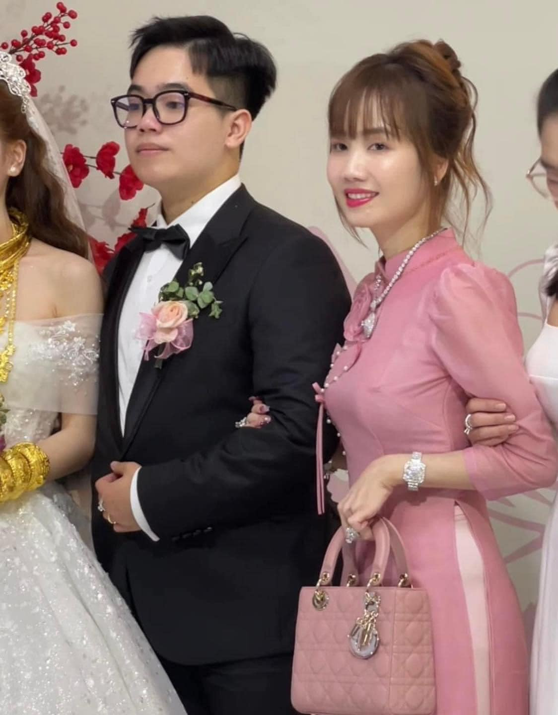 Được biết con trai và con dâu của chị Lanh đều bằng tuổi nhau - 20 tuổi.