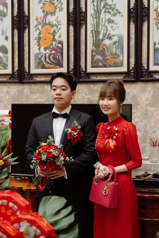 Tấm hình chị Lanh chụp ảnh cùng con trai nhận được nhiều lời cảm thán từ netizen: "Cứ như là 2 chị em vậy", "38 tuổi đã lên chức bà sui, quá trẻ, tui 35 tuổi vẫn chưa chồng", "38 tuổi đây ư, nhìn như chỉ vừa ngoài 20 thôi, quá trẻ đẹp luôn".