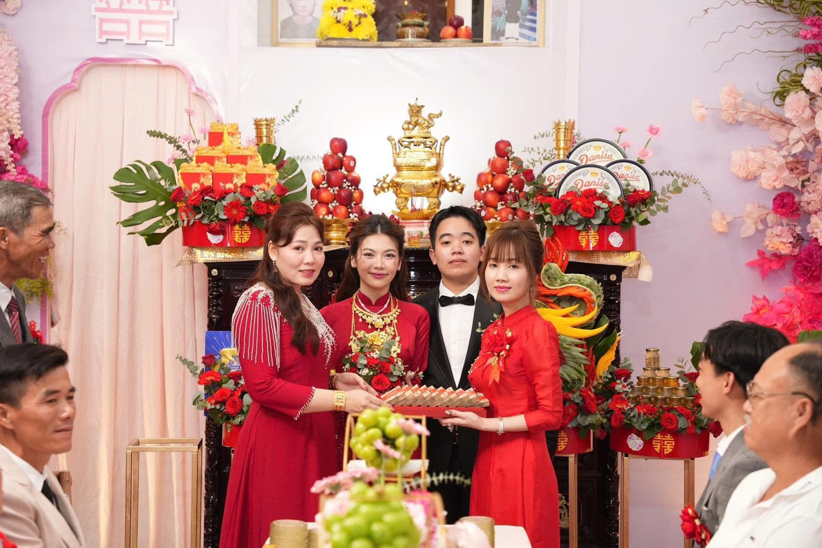 Không chỉ gây sốt bởi ngoại hình trẻ đẹp của mẹ chồng, của hồi môn khủng được trao cho cặp vợ chồng trẻ cũng khiến nhiều người xuýt xoa. Theo lời MC tại lễ ăn hỏi, mẹ chồng trao 26 cây vàng, 200 triệu tiền mặt, nhẫn kim cương.