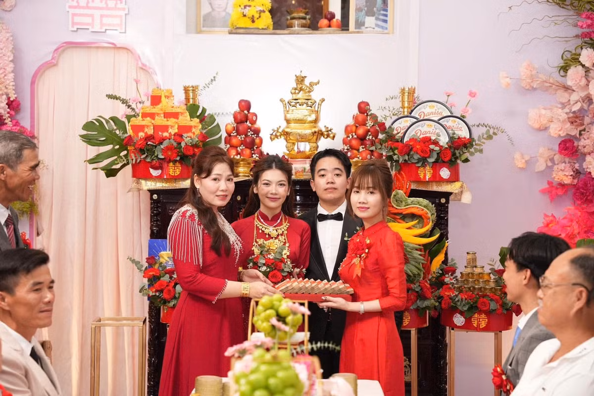 Không chỉ gây sốt bởi ngoại hình trẻ đẹp của mẹ chồng, của hồi môn khủng được trao cho cặp vợ chồng trẻ cũng khiến nhiều người xuýt xoa. Theo lời MC tại lễ ăn hỏi, mẹ chồng trao 26 cây vàng, 200 triệu tiền mặt, nhẫn kim cương.