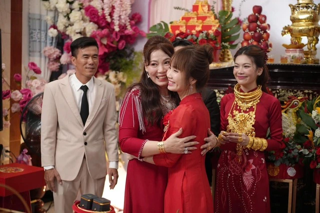 Khoảnh khắc hai bà sui chụp ảnh kỷ niệm với nhau.