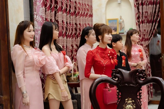 Khi chị lên chức bà sui ở tuổi 38, nhiều người bất ngờ, họ không biết chị có con trai lớn đến tuổi lập gia đình. Trước đây, chị Lanh lập gia đình năm 18 tuổi, nối nghiệp gia đình kinh doanh tiệm vàng.