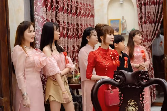 Khi chị lên chức bà sui ở tuổi 38, nhiều người bất ngờ, họ không biết chị có con trai lớn đến tuổi lập gia đình. Trước đây, chị Lanh lập gia đình năm 18 tuổi, nối nghiệp gia đình kinh doanh tiệm vàng.