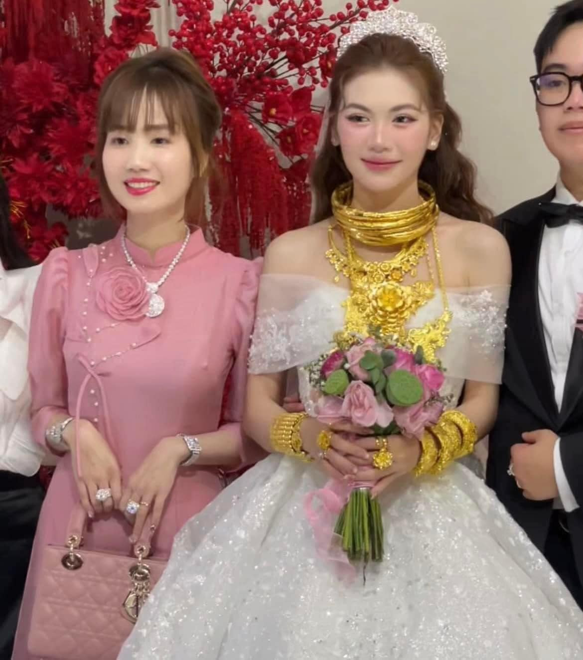 Trong nhiều khung hình, mẹ chồng đứng cạnh con dâu được nhiều người nhận xét là giống như 2 chị em.