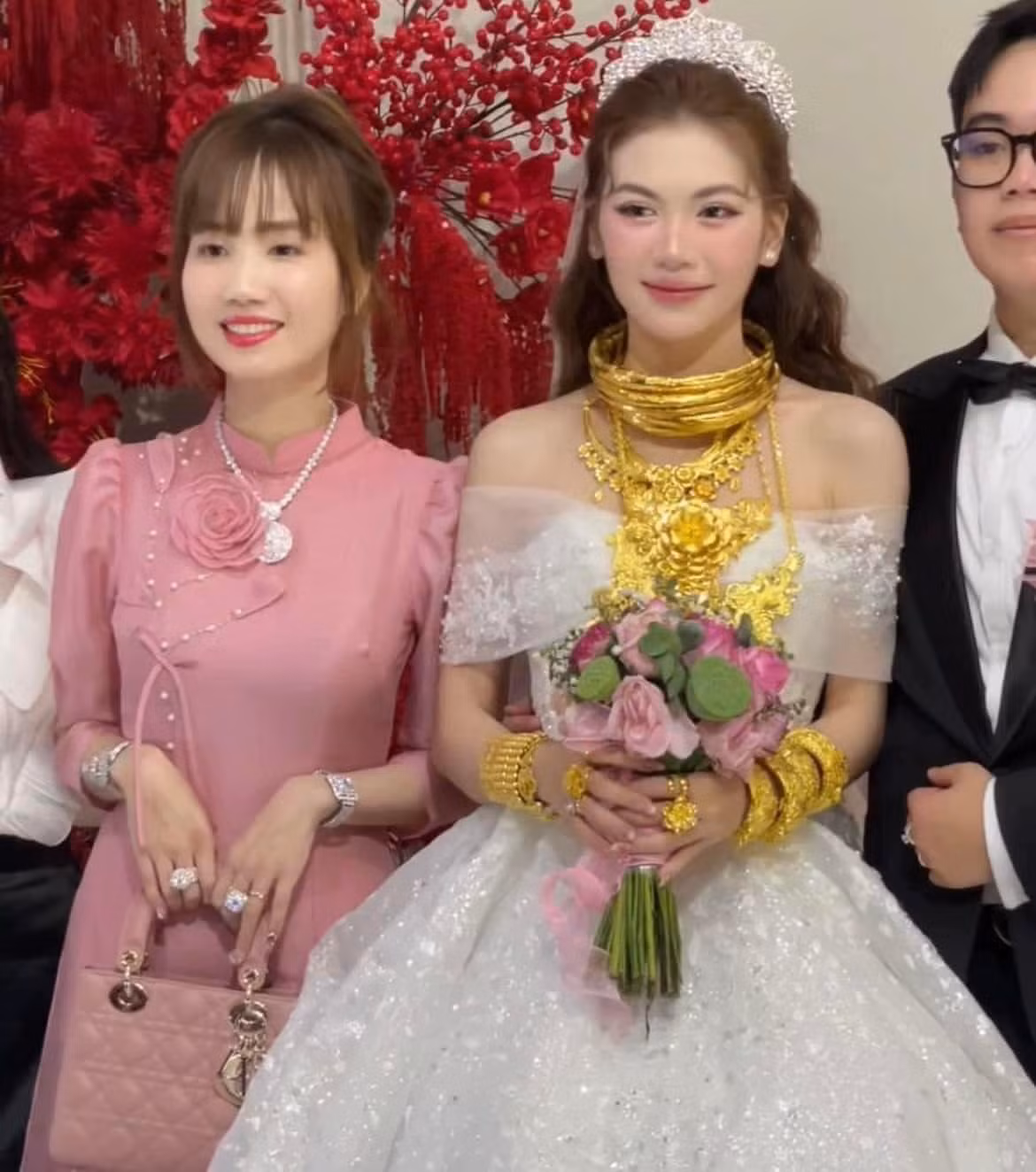 Trong nhiều khung hình, mẹ chồng đứng cạnh con dâu được nhiều người nhận xét là giống như 2 chị em.