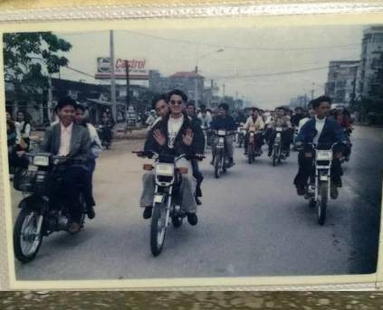 Vào khoảng những năm 2000, chú rể đã bắt đầu đi rước dâu bằng xe máy thay vì xe đạp như trước.