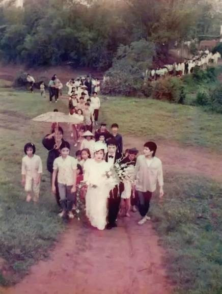 Thời đó, chú rể thường rước dâu trên chiếc xe đạp. Ngày đó, nhà nào có được xe đạp mới đã được gọi là "đại gia" của cả làng. Khi dâu - rể ở chung làng có khi còn đi bộ rước dâu chứ không cần dùng đến phương tiện nào.