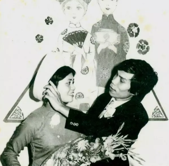 Cô dâu đậm chất thập niên 80 của thế kỷ trước với áo dài truyền thống.