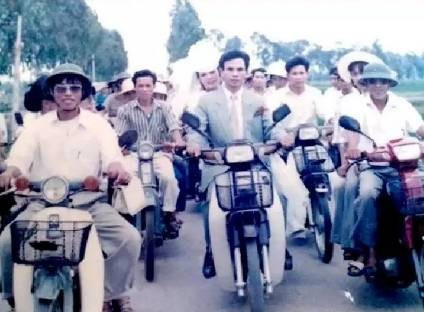 Chỉ nhìn đoàn rước dâu thôi cũng biết được "lực lượng" nhà trai này hùng hậu đến thế nào. Những chiếc xe dream, xe cup khiến nhiều người hoài niệm một thời.
