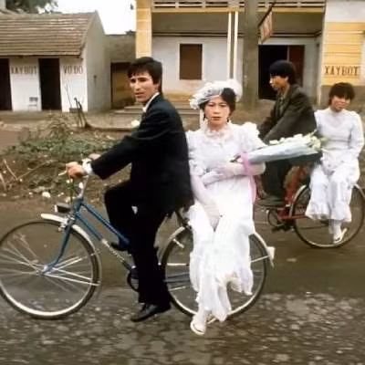 Mới đây, mạng xã hội lại xôn xao chia sẻ hình ảnh cưới thời bao cấp cách đây 30 năm. Loạt ảnh nhanh chóng nhận về lượng tương tác lớn.