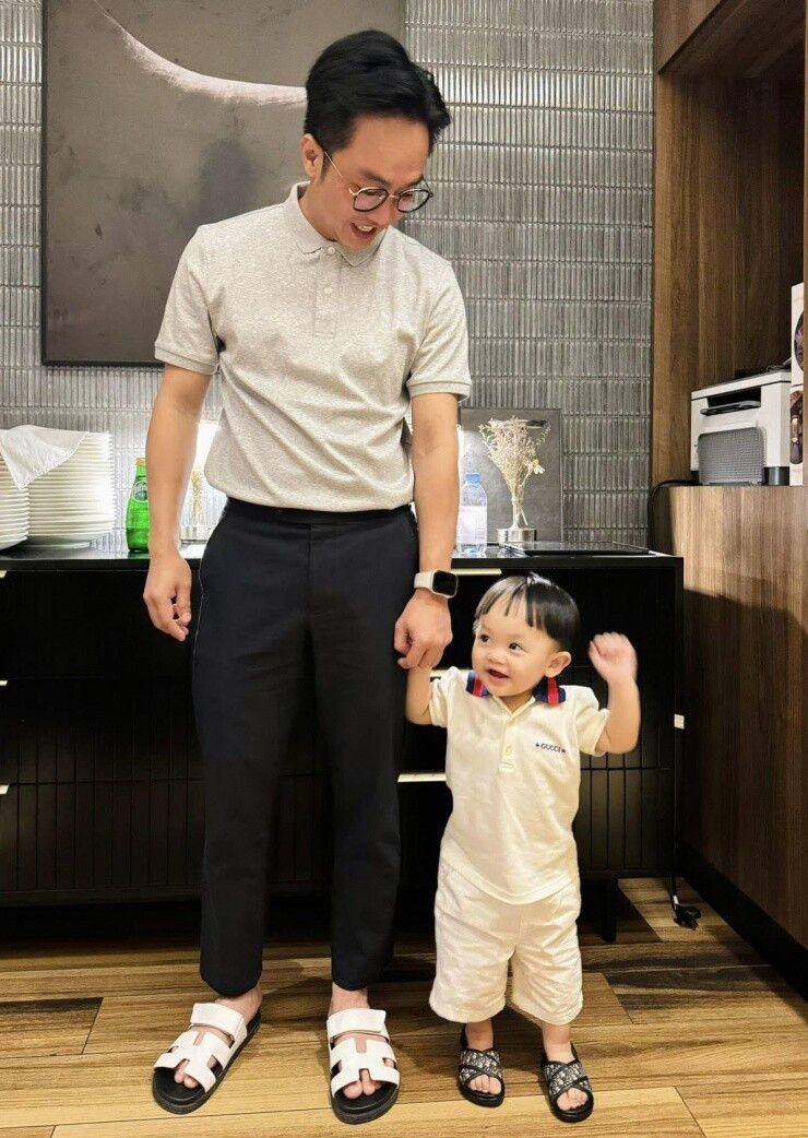 Sinh ra đã “ngậm thìa vàng” vì bố mẹ giàu có, cuộc sống không thiếu thứ gì của Sutin và Suchin là mong ước của nhiều đứa trẻ. Còn nhỏ nhưng các “cậu ấm - cô chiêu” nhà Cường Đô La đã dát vàng đồ hiệu từ đầu đến chân.