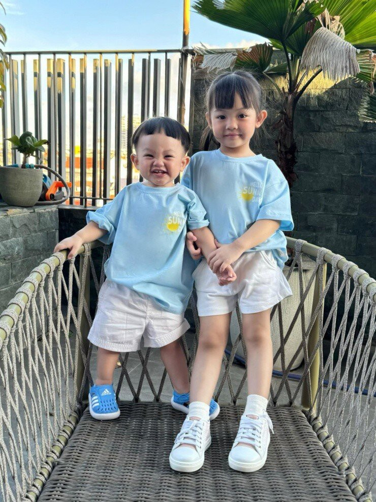 Cậu nhóc nhiều lần được mẹ chuẩn bị cho những set đồ phong cách như người lớn. Cậu bé cũng có những bộ đồ đôi cực đáng yêu với chị gái Su Chin.