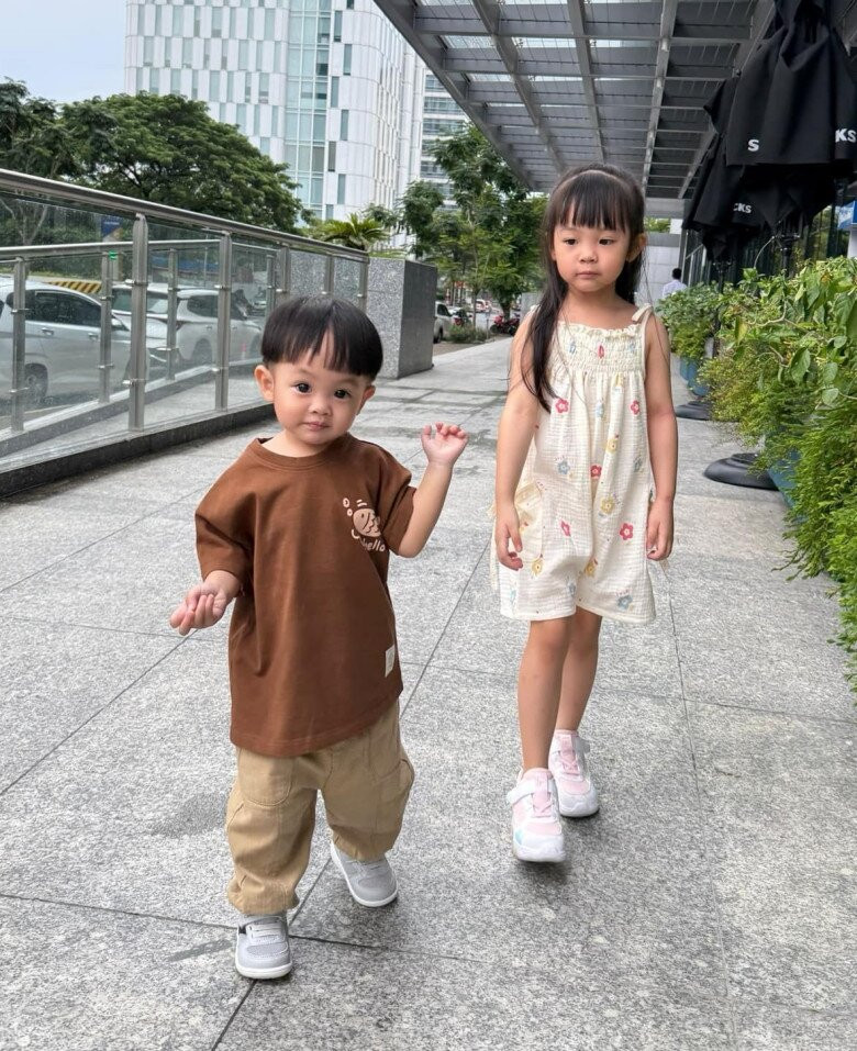 Chỉ mới 1 thời gian ngắn không xuất hiện trên mạng xã hội, hình ảnh hiện tại của bé Sutin khiến nhiều người bất ngờ vì cậu bé lớn quá nhanh: "Đúng là trẻ con tuổi ăn tuổi lớn, thay đổi nhanh quá chừng", "Sutin lơn nhanh quá nha".