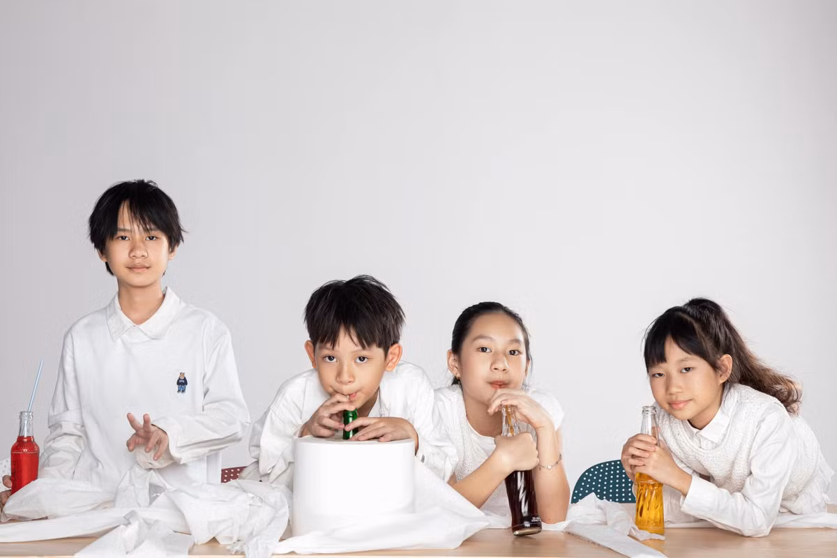 Các con của anh dù sinh ra trong gia đình có đủ điều kiện nhưng được bố mẹ giáo dục cách tự lập từ nhỏ. Nam đạo diễn và vợ chọn cách tôn trọng sở thích và sự lựa chọn của các bé, thay vì bắt ép chúng theo ý mình.