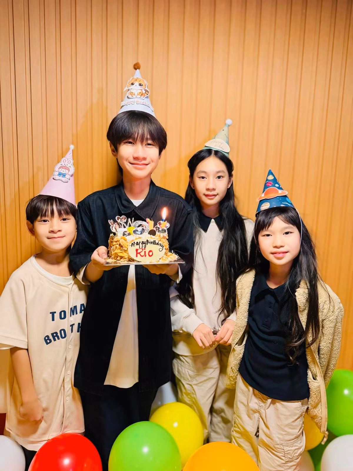 Cả nhà luôn ở bên nhau trong những dịp quan trọng, thường xuyên có những chuyến đi cả gia đình và có sở thích diện đồ “tone sur tone” khi đi du lịch cùng nhau.