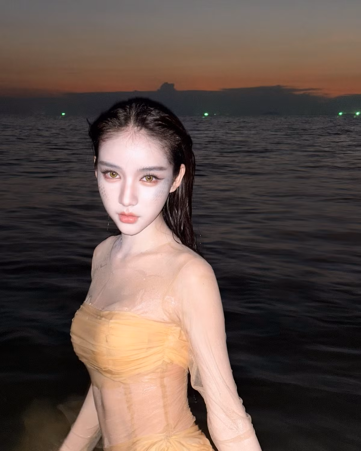 Lối make-up cùng biểu cảm gương mặt lạnh lùng, kết hợp với khung cảnh biển đêm càng tăng lên vẻ ma mị cho những bức ảnh của Rinrada Thurapan.