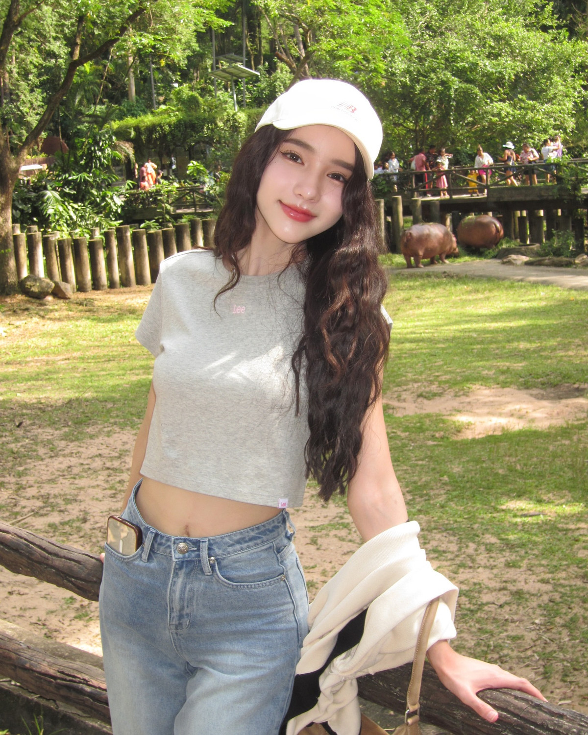 Mỹ nữ người Thái cũng có khả năng biến hóa theo nhiều phong cách khác nhau, lúc thì năng động trẻ trung, lúc lại gợi cảm quyến rũ.