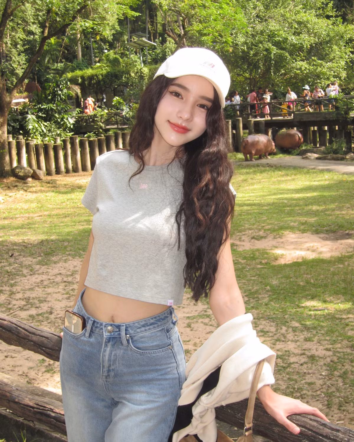 Mỹ nữ người Thái cũng có khả năng biến hóa theo nhiều phong cách khác nhau, lúc thì năng động trẻ trung, lúc lại gợi cảm quyến rũ.