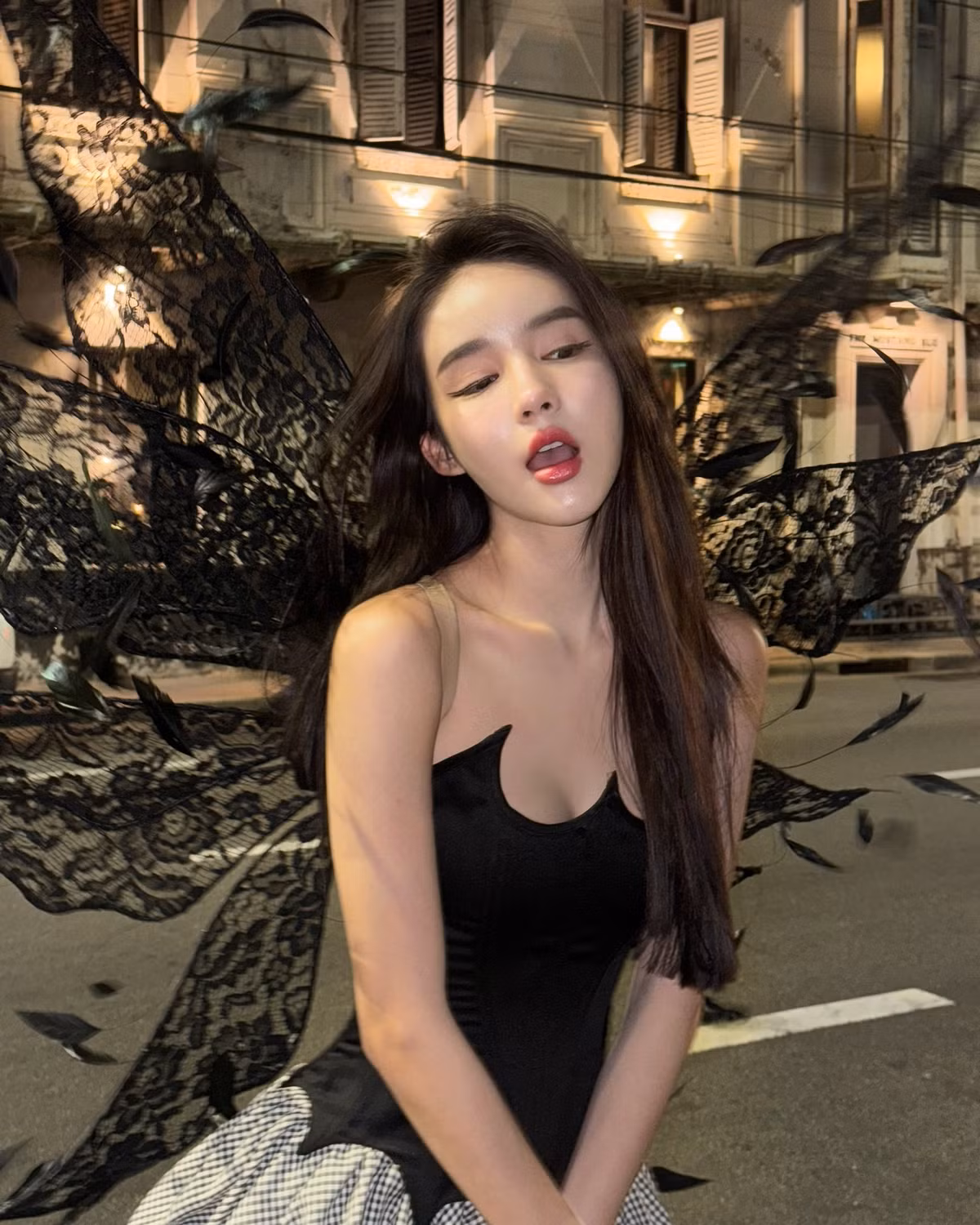 Yoshi Rinrada Thurapan sinh năm 1997. Cô nàng là một trong những mỹ nhân chuyển giới quyến rũ, xinh đẹp và nổi tiếng nhất làng giải trí xứ Chùa Vàng.