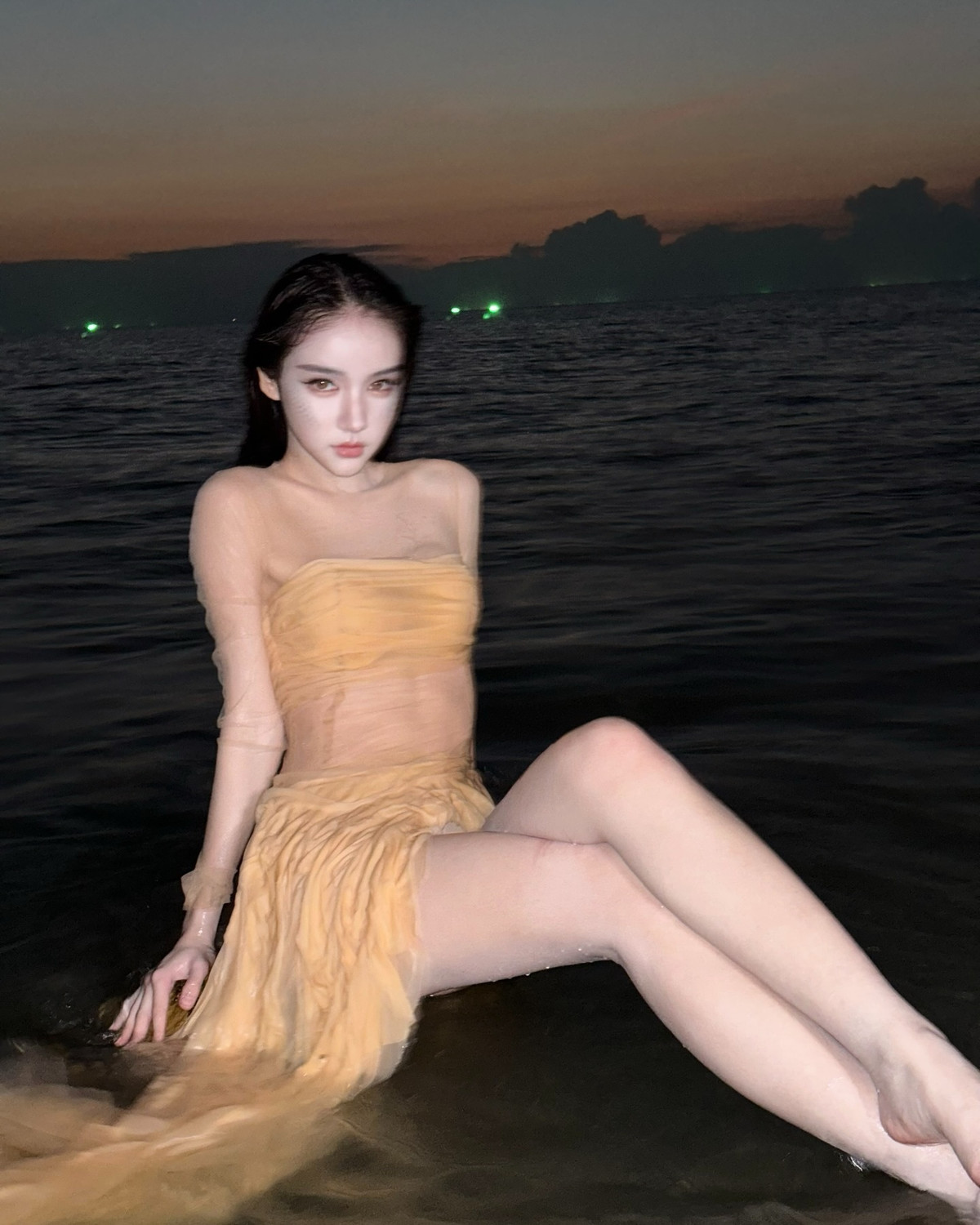 Cô nàng diện thiết kế với chất liệu mỏng manh, nước biển làm trang phục của Rinrada Thurapan hoàn toàn ướt, dính vào cơ thể càng làm tăng lên sự gợi cảm.