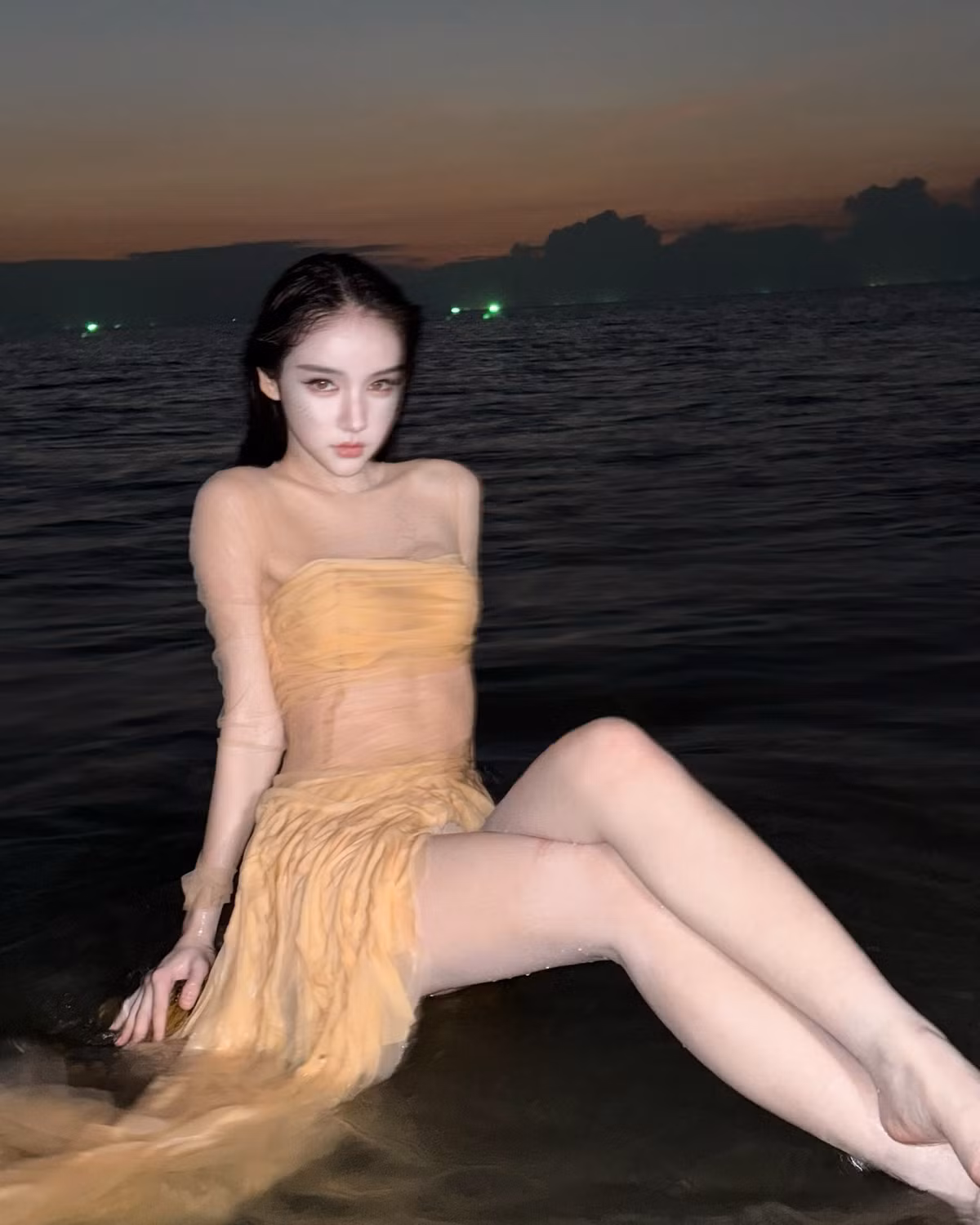 Cô nàng diện thiết kế với chất liệu mỏng manh, nước biển làm trang phục của Rinrada Thurapan hoàn toàn ướt, dính vào cơ thể càng làm tăng lên sự gợi cảm.