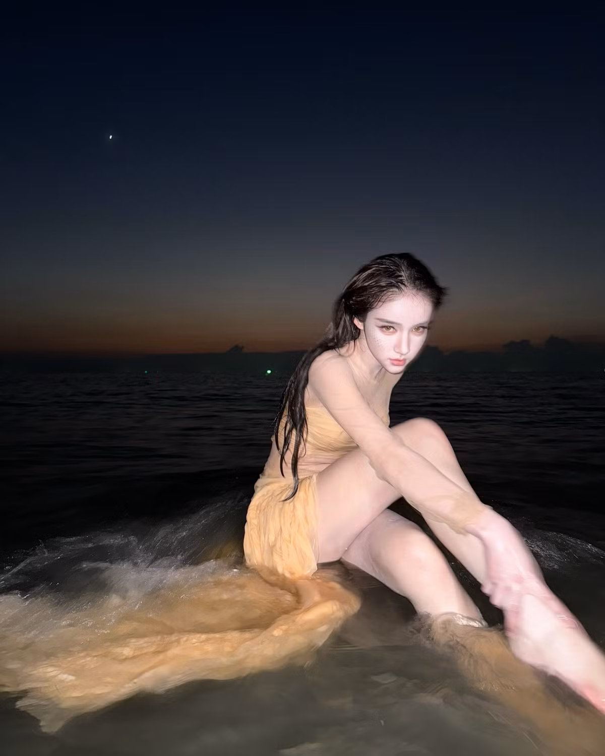 Làn da trắng khiến cô nàng nổi bật giữa làn nước trong đêm đen.