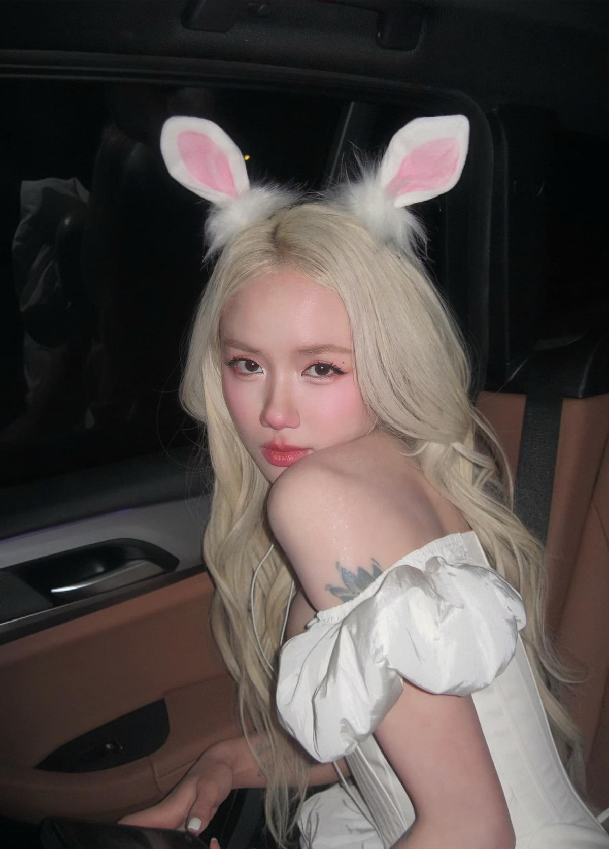 Bên cạnh màn hóa thân thành Tôn Ngộ Không, Phương Ly hóa thân thành nàng Thỏ Ngọc gợi cảm quyến rũ nhưng cũng vô cùng trong trẻo.