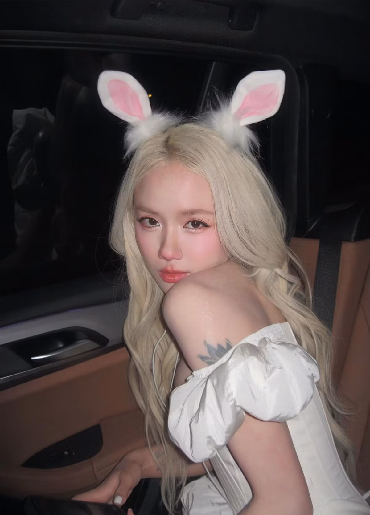 Bên cạnh màn hóa thân thành Tôn Ngộ Không, Phương Ly hóa thân thành nàng Thỏ Ngọc gợi cảm quyến rũ nhưng cũng vô cùng trong trẻo.