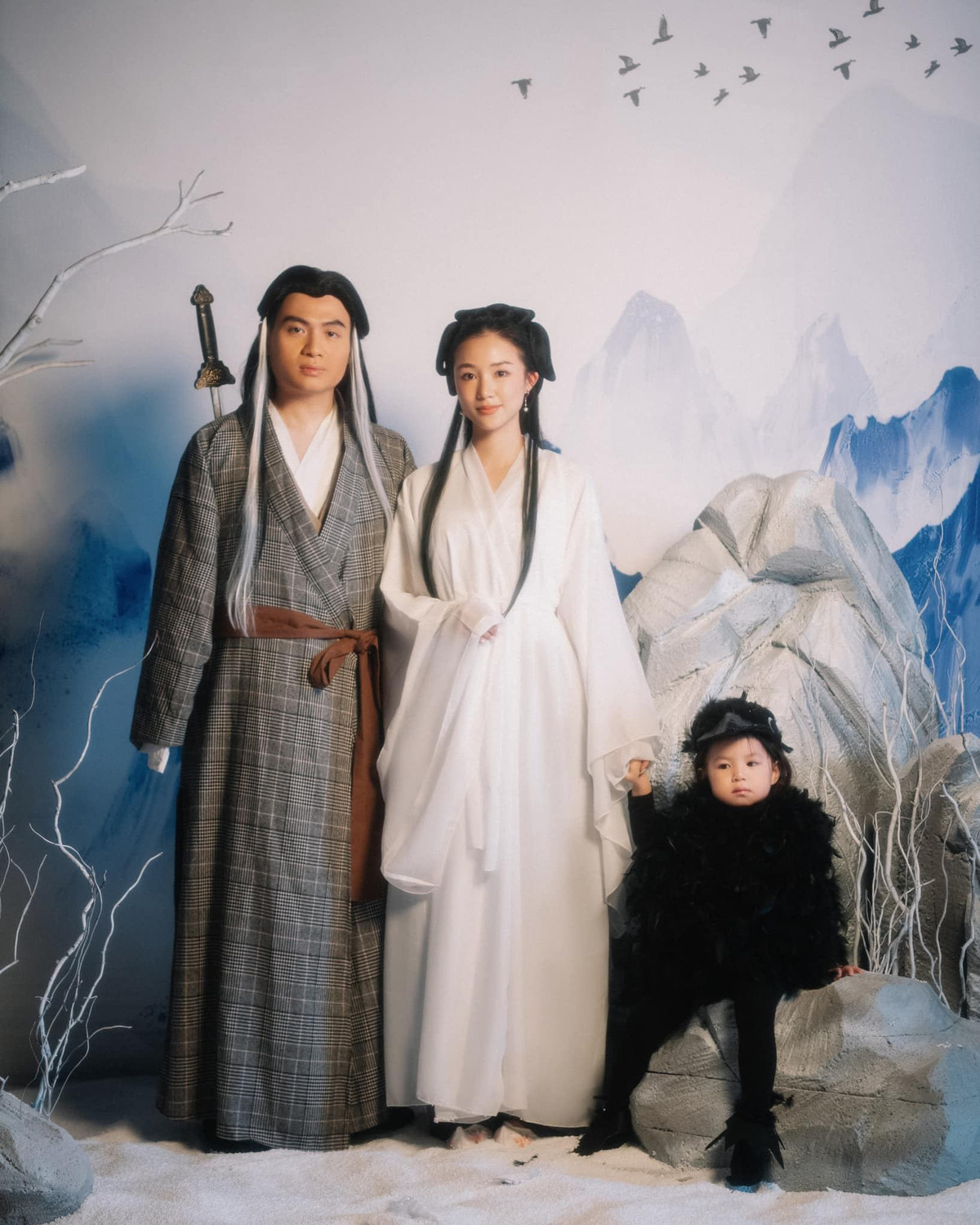 Một trong những màn cosplay chấn động nhất ngày hôm qua chính là loạt ảnh của gia đình Hạt Nhài hóa thân thành các nhân vật trong phim "Thần điêu đại hiệp". Salim trong vai Tiểu long nữ, Hải Long trong vai Dương Quá, còn bé Pam là chú chim điêu dễ thương.