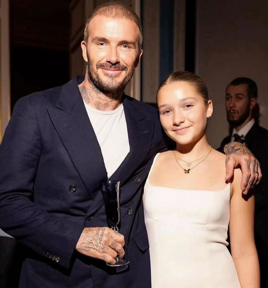 Vợ chồng Beckham có 4 người con, nhưng họ chỉ có một cô con gái. Vậy nên mọi "nhất cử nhất động" của Harper luôn được chú ý hơn hẳn so với 3 anh trai Brooklyn, Romeo và Cruz.