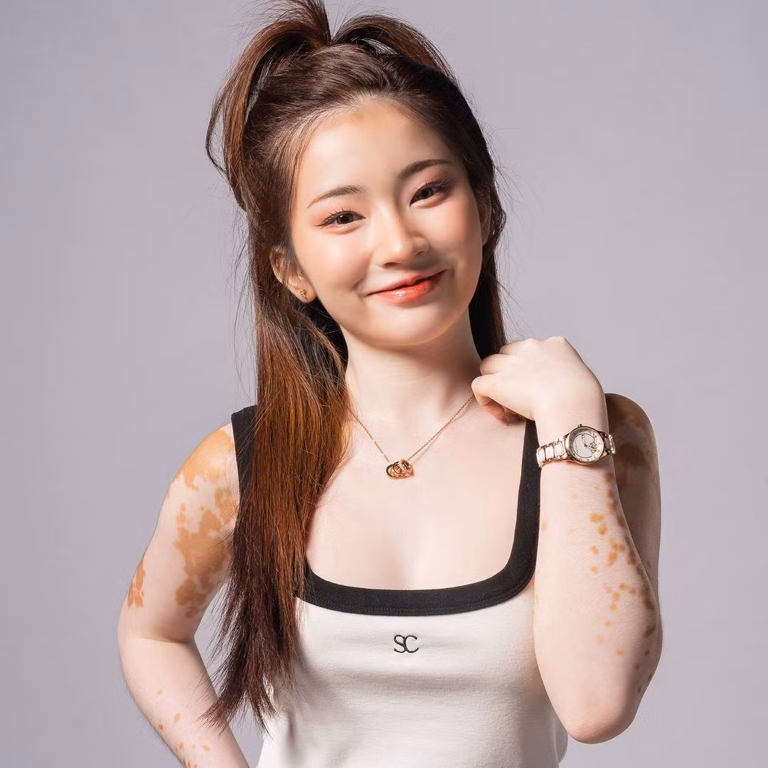 Nhờ có ngoại hình đặc biệt cùng nhan sắc xinh đẹp, Chralisa được mời làm người mẫu cho nhiều nhãn hàng thời trang, đồng hồ...