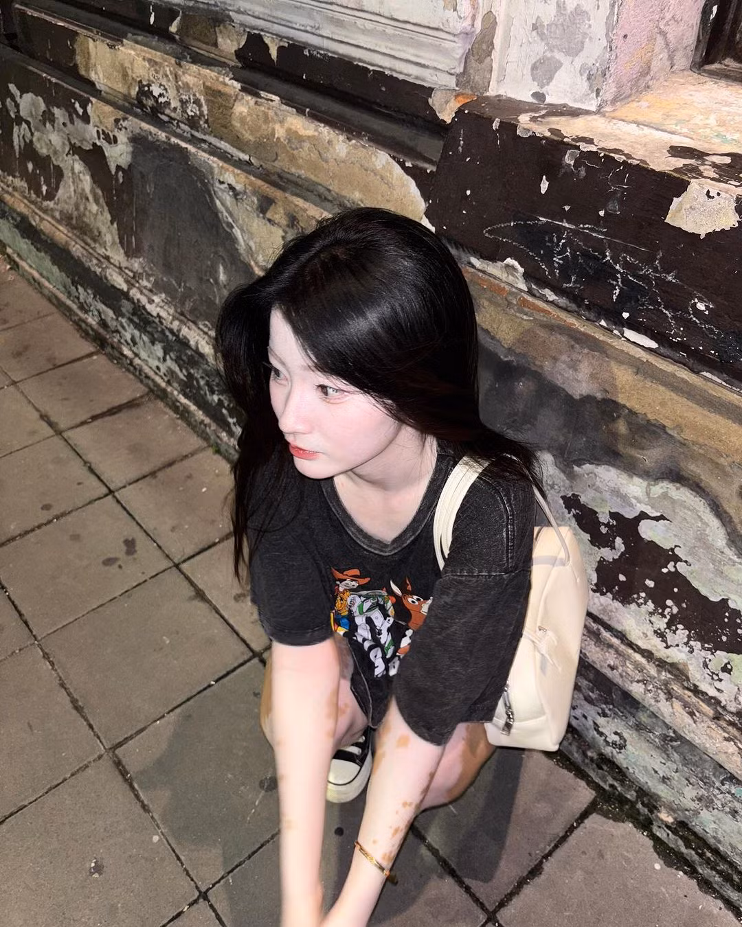 Những đốm nâu này càng thu hút sự chú ý hơn nữa khi cô nàng diện trang phục ngắn tay hay quần đùi, váy ngắn.