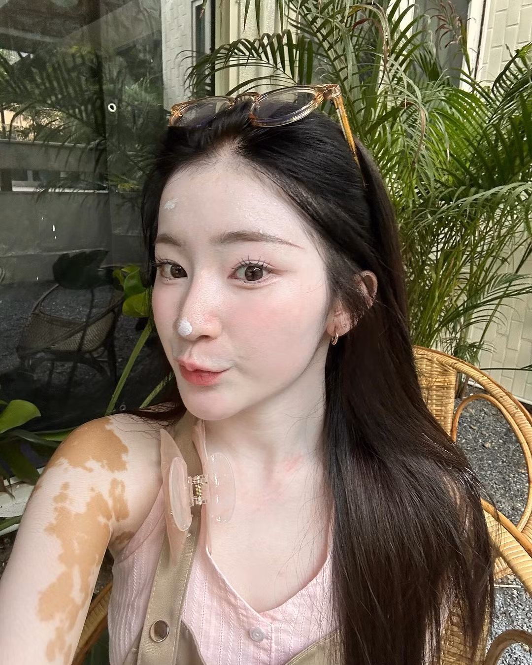 Làn da trắng hồng giúp cô nàng cân được những trang phục sáng màu.