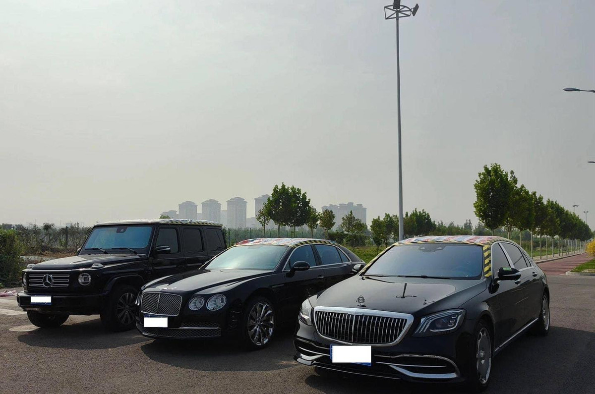 Theo đó, phần nóc chiếc xe sang được che bằng tấm bạt 3 màu thường dùng trong các hoạt động xây dựng hay che nắng mưa tạm bợ.