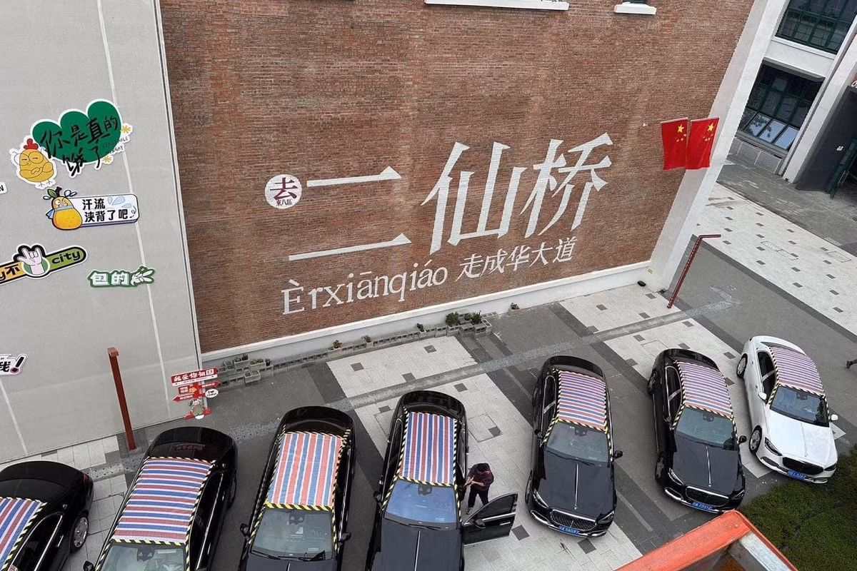 Được biết, chủ xe đã chi 2,15 triệu nhân dân tệ (khoảng 7,55 tỉ đồng) để mua chiếc xe này vào ngày 1-7, tại một đại lý Mercedes Benz 4S ở Tô Châu. Tuy nhiên, chỉ sau 2 ngày nhận xe, anh phát hiện tiếng ồn bất thường bên trong xe cùng hiện tượng ngấm nước ở cột A.