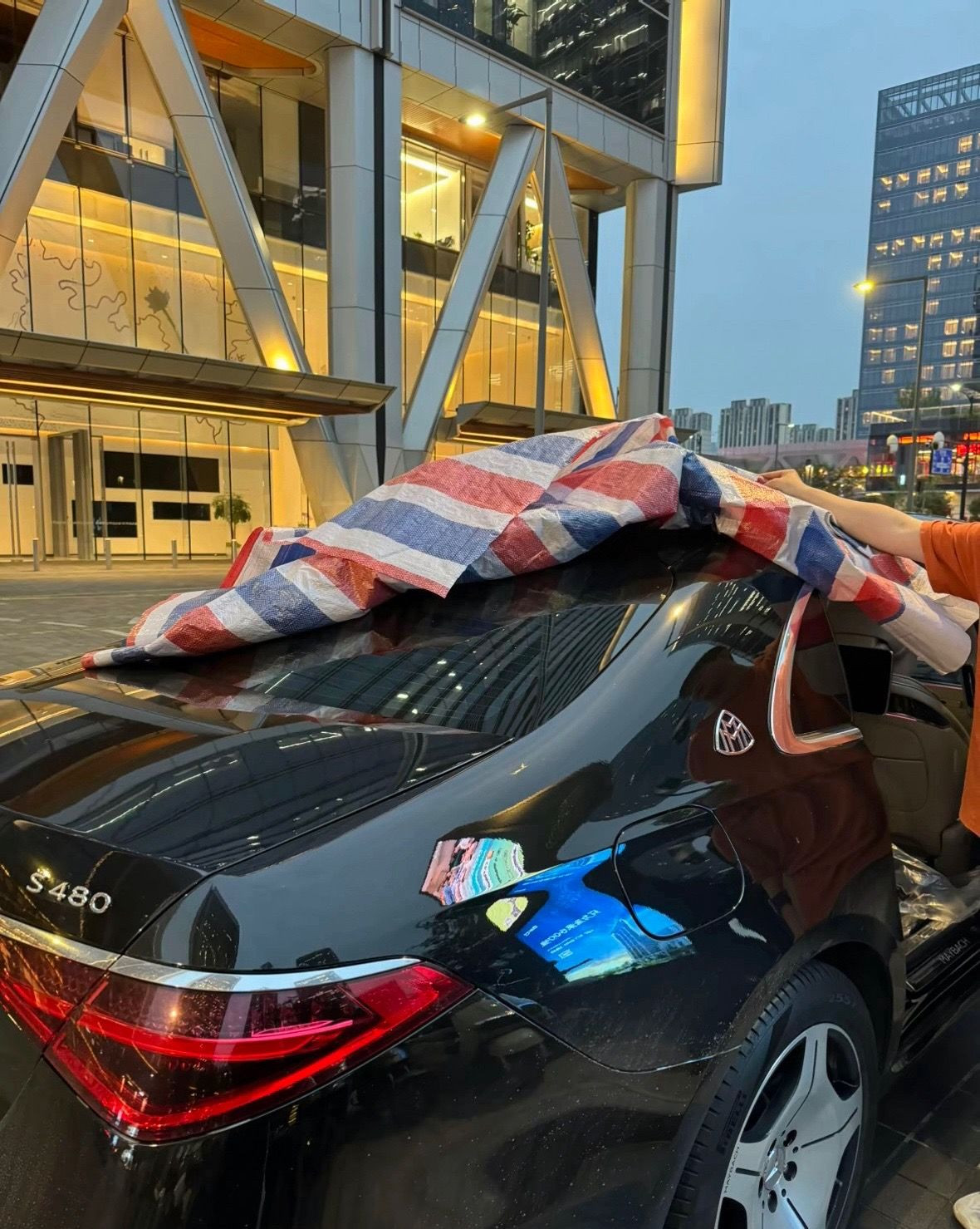 Cảnh tượng những chiếc xe sang khoác lên mình chiếc áo "phông bạt" này chưa từng xuất hiện trước đây. Thậm chí nhiều người còn check-in với chiếc xe được "phông bạt" tạo nên câu chuyện vừa bi vừa hài.