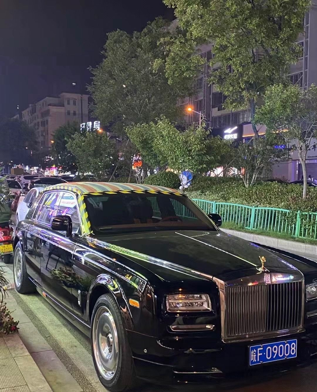 Ngày 11-7, anh đem xe đi sửa nhưng đại lý 4S đã không tìm được nguyên nhân ngấm nước, dù đã tháo nhiều bộ phận ra kiểm tra. Phía đại lý đề nghị đổi xe mới cho chủ xe, với số tiền phải bù vào gần 800.000 nhân dân tệ (hơn 2,8 tỉ đồng), bằng khoảng 37% giá trị của chiếc xe mới mua được 10 ngày.