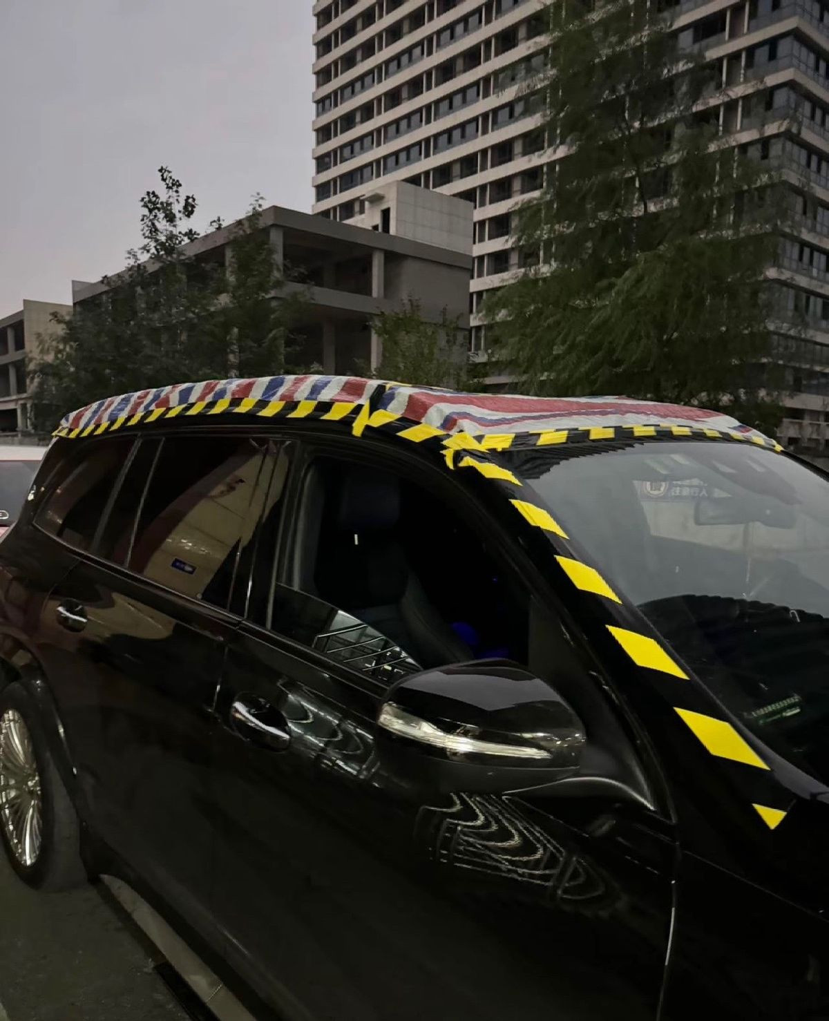 Cách xử lý trên khiến chủ xe không đồng tình, chủ xe đã quyết định dán bạt ba màu lên nóc xe, biến chiếc xe sang thành một chiếc SUV "phông bạt".