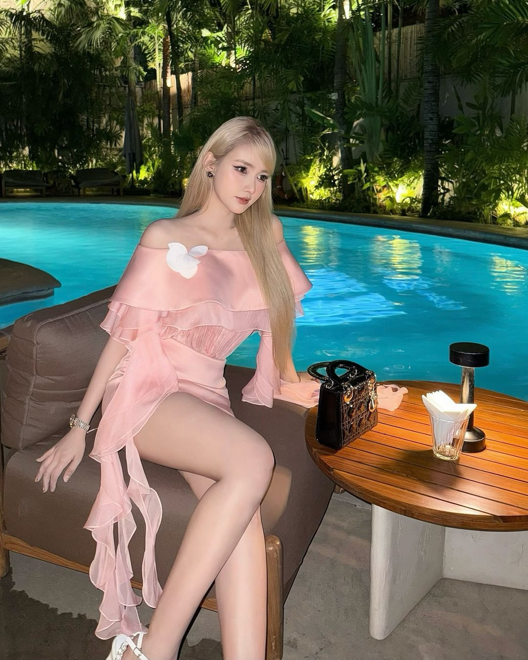 Cô nàng sở hữu gương mặt ngây thơ nhưng thân hình lại vô cùng gợi cảm, bốc lửa.