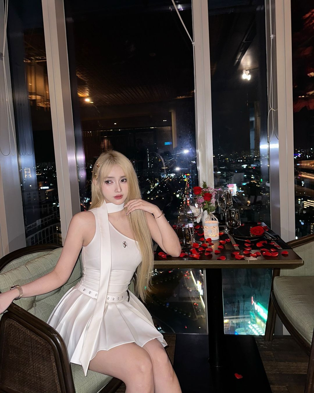 Cô nàng diện thiết kế váy của chính thương hiệu thời trang của mình. Chiếc váy được cắt xẻ tinh tế, khoe trọn đường cong mỹ miều của nữ DJ.