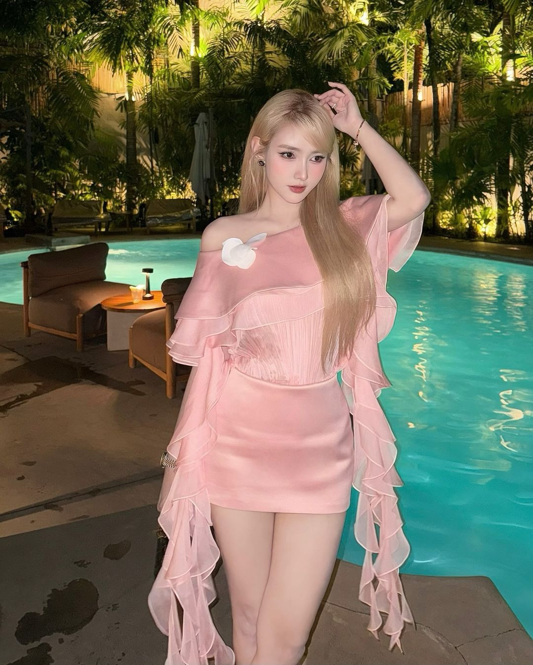 Jenny Yến được biết đến là một người mẫu ảnh, DJ với phong cách chơi nhạc ấn tượng.