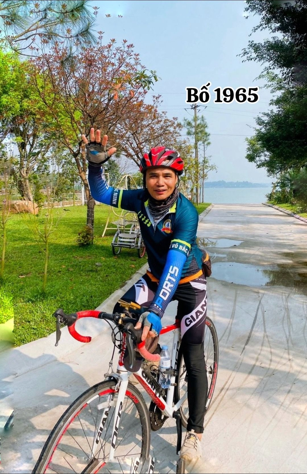 Mới đây, em trai Hòa Minzy đã đăng tải loạt ảnh khoe những thành viên trong gia đình khiến nhiều người không khỏi xuýt xoa ngưỡng mộ. Bố nữ ca sĩ hiện tại đã ở tuổi U60 nhưng vẫn vô cùng phong độ.