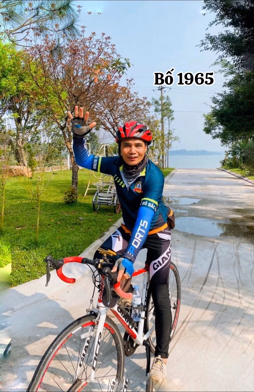 Mới đây, em trai Hòa Minzy đã đăng tải loạt ảnh khoe những thành viên trong gia đình khiến nhiều người không khỏi xuýt xoa ngưỡng mộ. Bố nữ ca sĩ hiện tại đã ở tuổi U60 nhưng vẫn vô cùng phong độ.