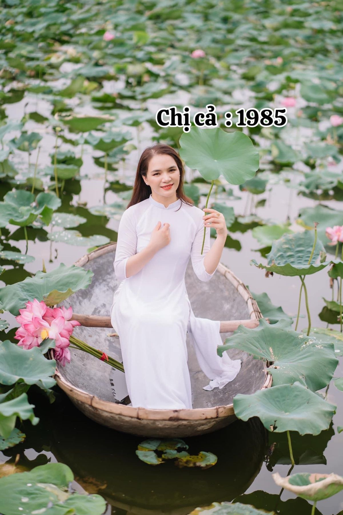 Hoà Minzy sinh ra trong gia đình có 5 chị em: 4 gái, một trai. Chị cả sinh năm 1985.